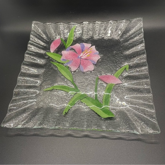 Fused Glass "Day Lily " Square Plate in excellent condition! No chips or cracks - Picture 3 of 4